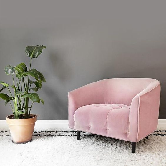 ghế sofa đơn màu hồng thích hợp khi sử dụng chung với bàn trà