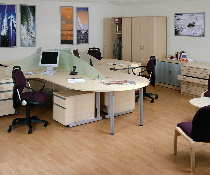 Gỗ công nghiệp MDF được sử dụng để làm bàn làm việc tại văn phòng 