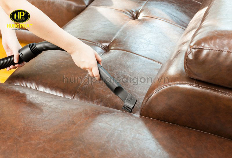 Làm sạch sofa giả da bằng máy hút bụi