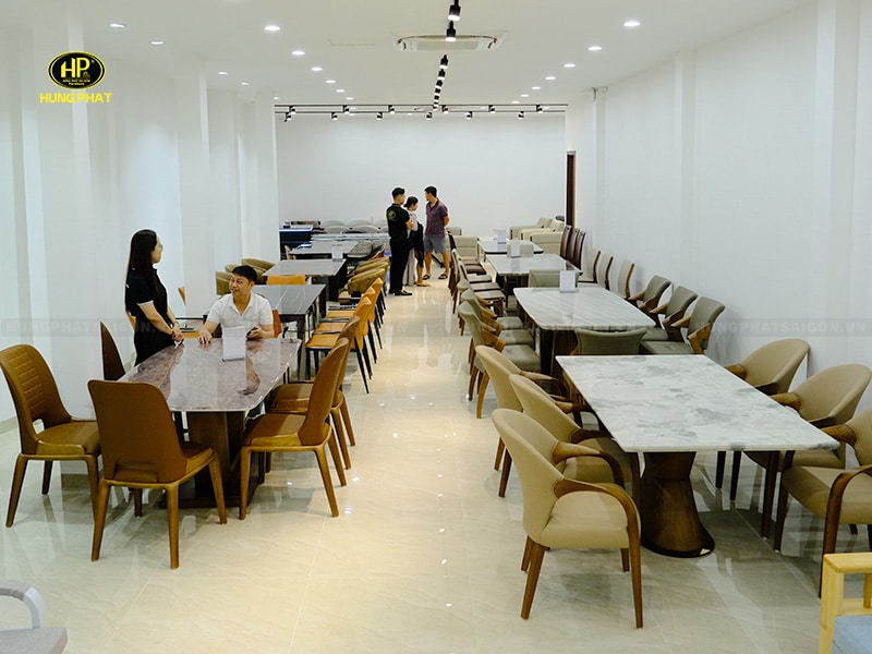 không gian trưng bày đa dạng sản phẩm sofa bàn ăn giường ngủ