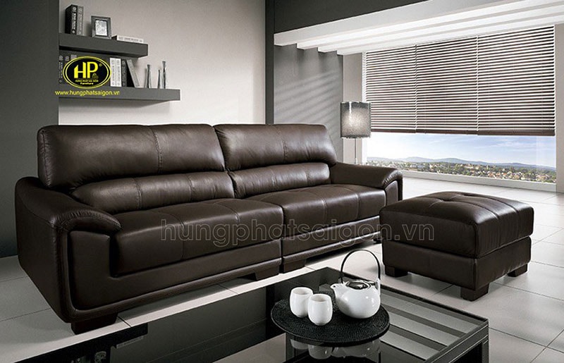 bày trí sofa 2 chỗ với bàn trà và ghế đôn