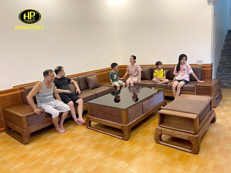 hưng phát sài gòn giao và lắp đặt sofa tận nơi cho khách hàng