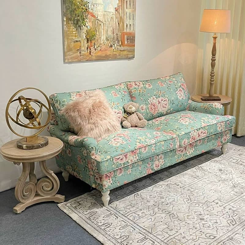 sofa vintage có nhiều họa tiết đặc trưng