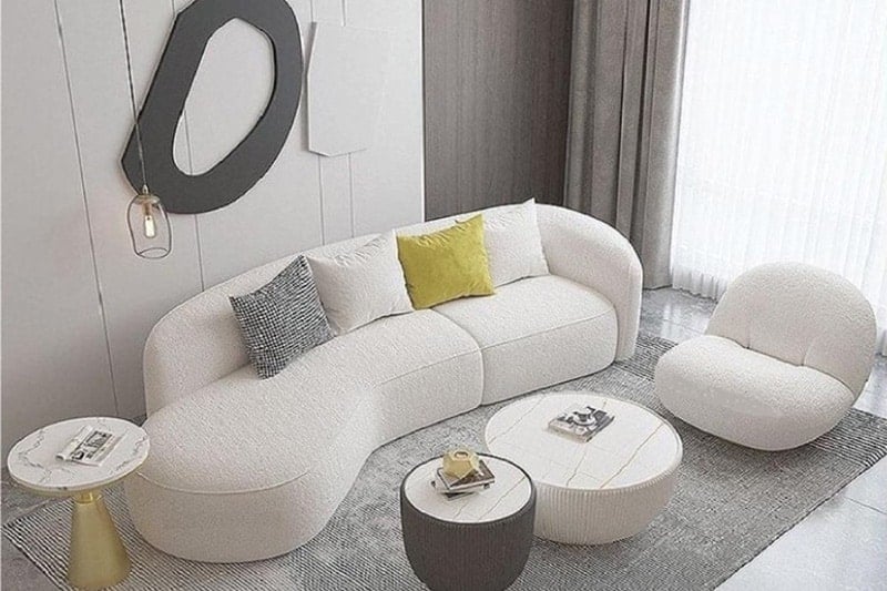 ghế sofa cong có đường nét mềm mại, uyển chuyển