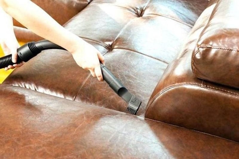 vệ sinh ghế sofa da bằng máy hút bụi