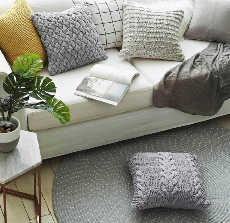 kết hợp sofa với gối tựa ấm áp