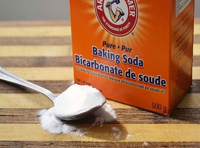 làm sạch vết dầu mỡ bằng baking soda