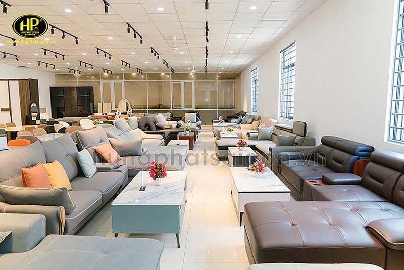 không gian showroom rộng rãi, đa dạng mẫu mã sofa