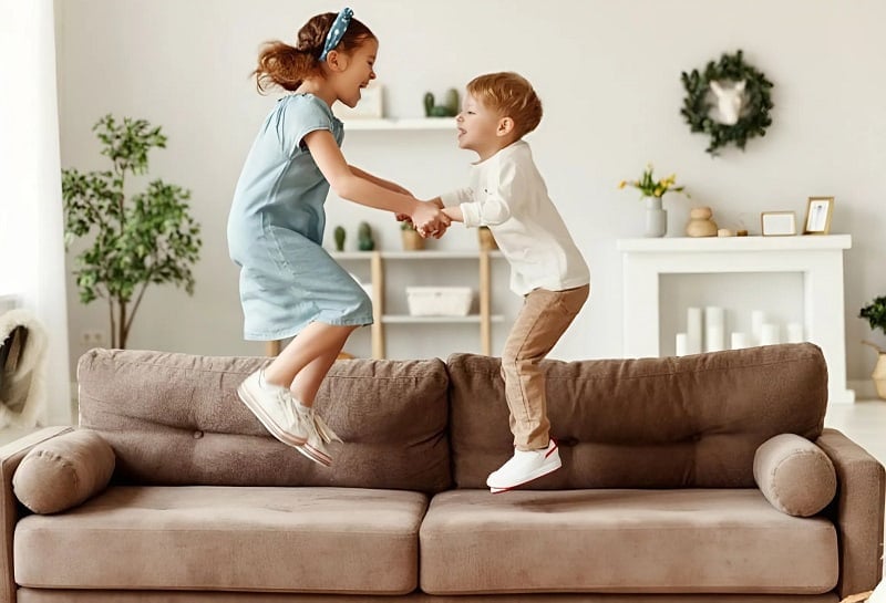 không chạy nhảy trên sofa