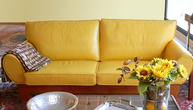 ghế sofa da màu vàng