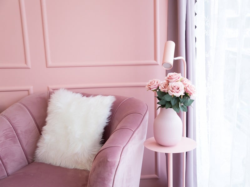 sofa hồng kết hợp với nội thất trắng