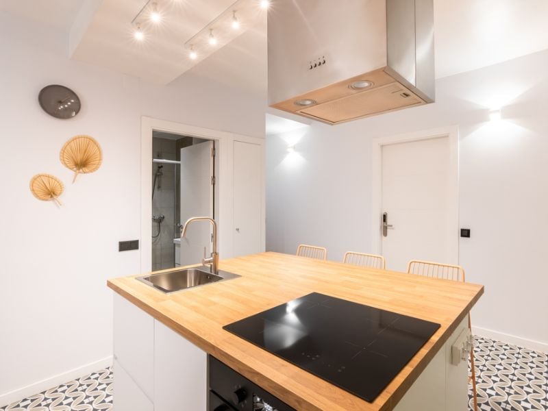 bàn ăn tích hợp đảo bếp có bếp từ