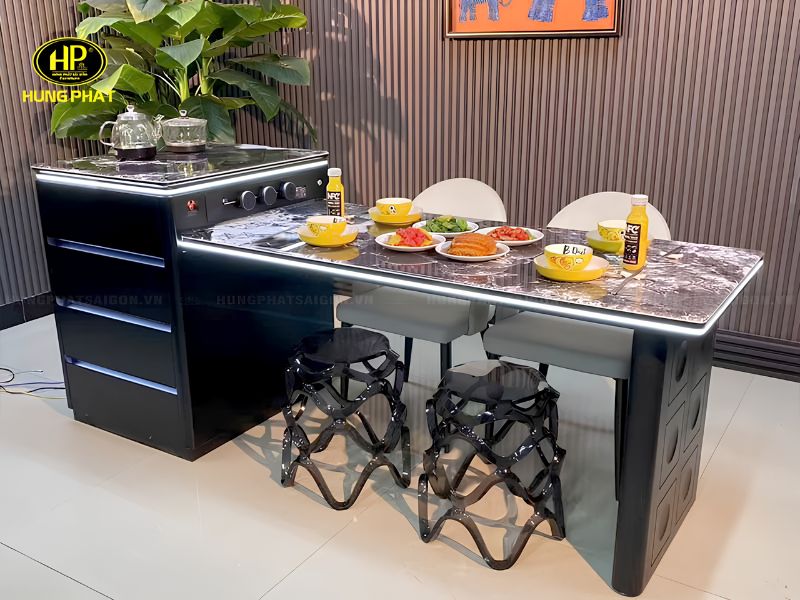 Sự hài hòa giữa màu sắc của bàn bếp kiêm bàn ăn với tổng thể